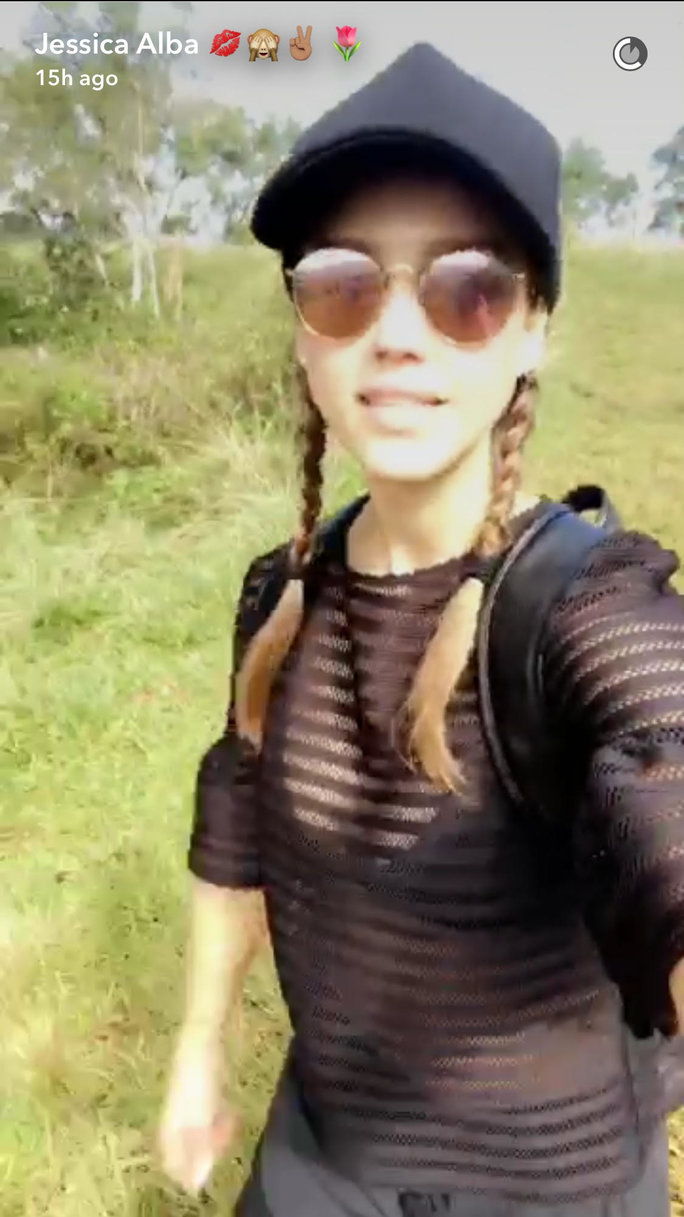 Джесика Alba Holiday Hike EMBED 2