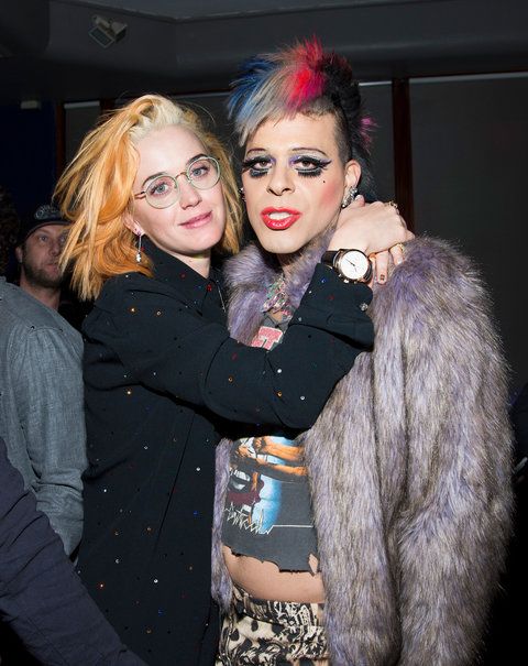 телевизия Personality/pop artist Sham Ibrahim and singer Katy Perry attend Club Liz at Oscar's on January 14, 2017 in Palm Springs, California. 