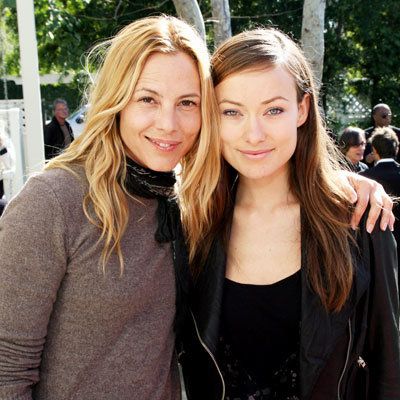 Художници for Peace and Justice Benefit for Haiti - Maria Bello and Olivia Wilde
