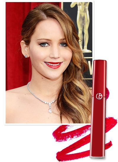 Τζένιφερ Lawrence finished her old Hollywood look with a glamorous red lip