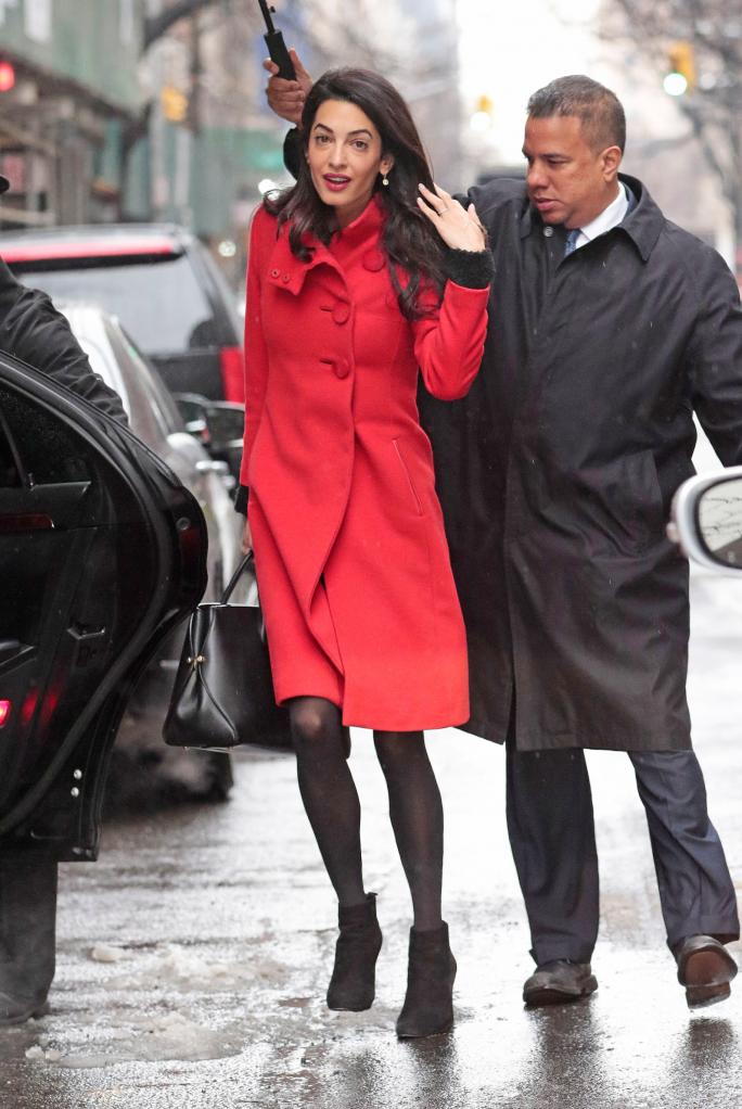 ΑΠΟΚΛΕΙΣΤΙΚΟΣ: Amal Alamuddin Clooney wears a red coat while navigating the snow storm in New York City
