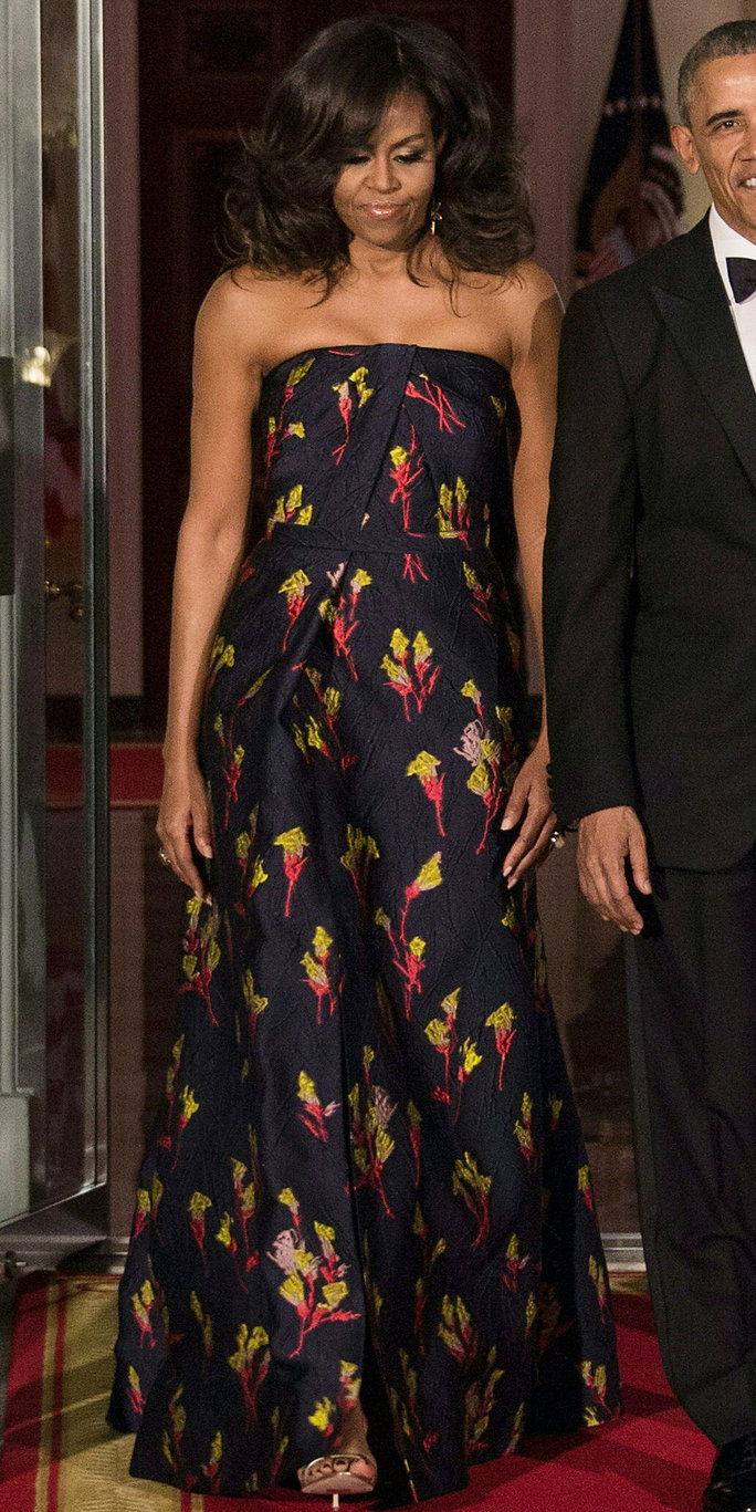 първи Lady Michelle Obama walk out to greet Canadian Prime Minister Justin Trudeau and his wife Sophie Gregoire Trudeau for a State Dinner in their honor at the White House in Washington, DC, on March 10, 2016.