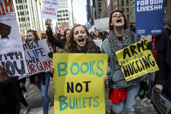 Демонстрантите display their heart-wrenching signs on the streets of Manhattan.