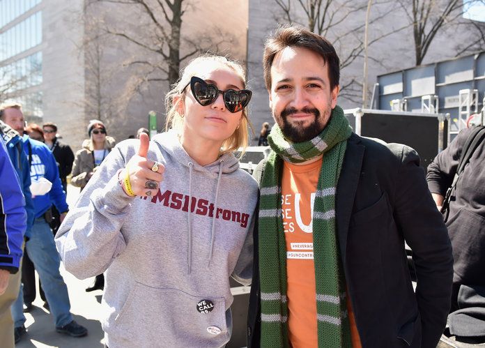 Майли Cyrus and Lin-Manuel Miranda stand with the victims of gun violence at the march in Washington, D.C.