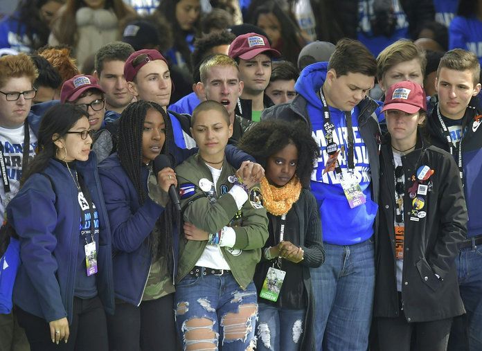 Маржори Stoneman Douglas High School students emotionally embrace during the march. 