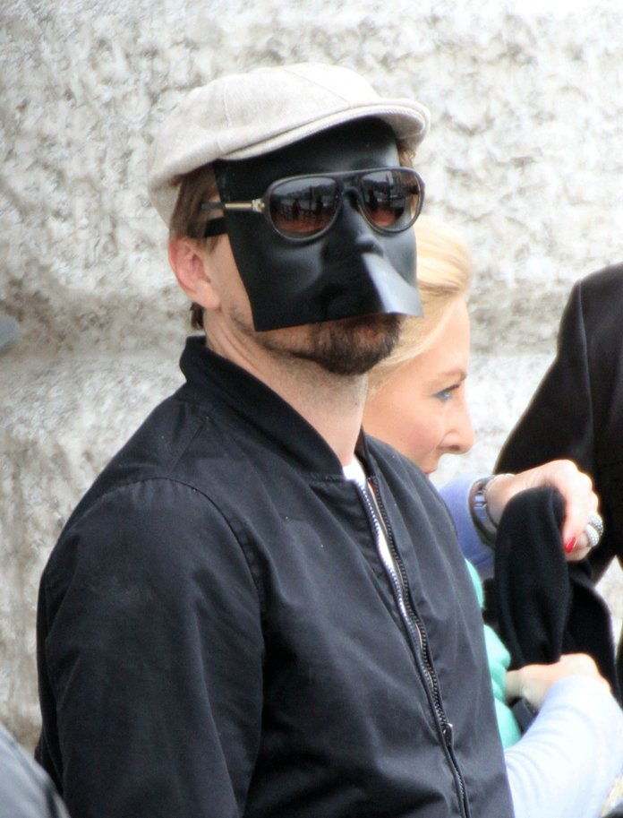 Лъв Walking Around Venice in a Dark Mask 