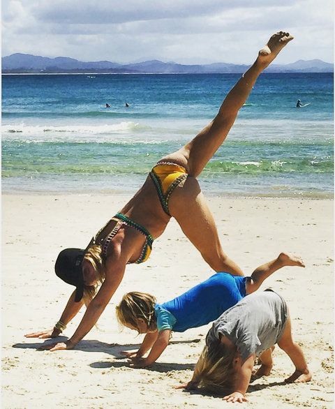Елза Pataky - Yoga with kids - Instagram