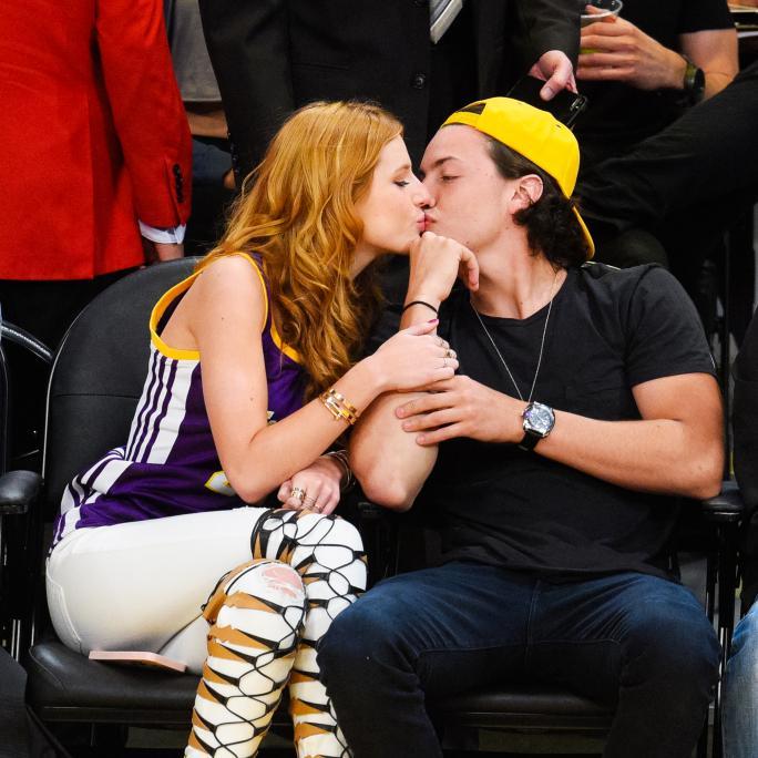 Знаменитости At The Los Angeles Lakers Game