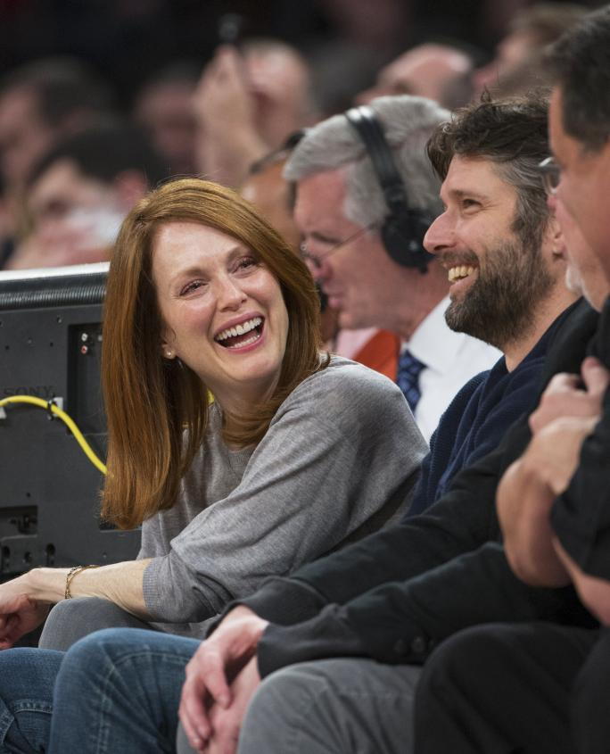 актриса Julianne Moore and her husband Bart Freundlich enjoy the Knicks game seated court side on 