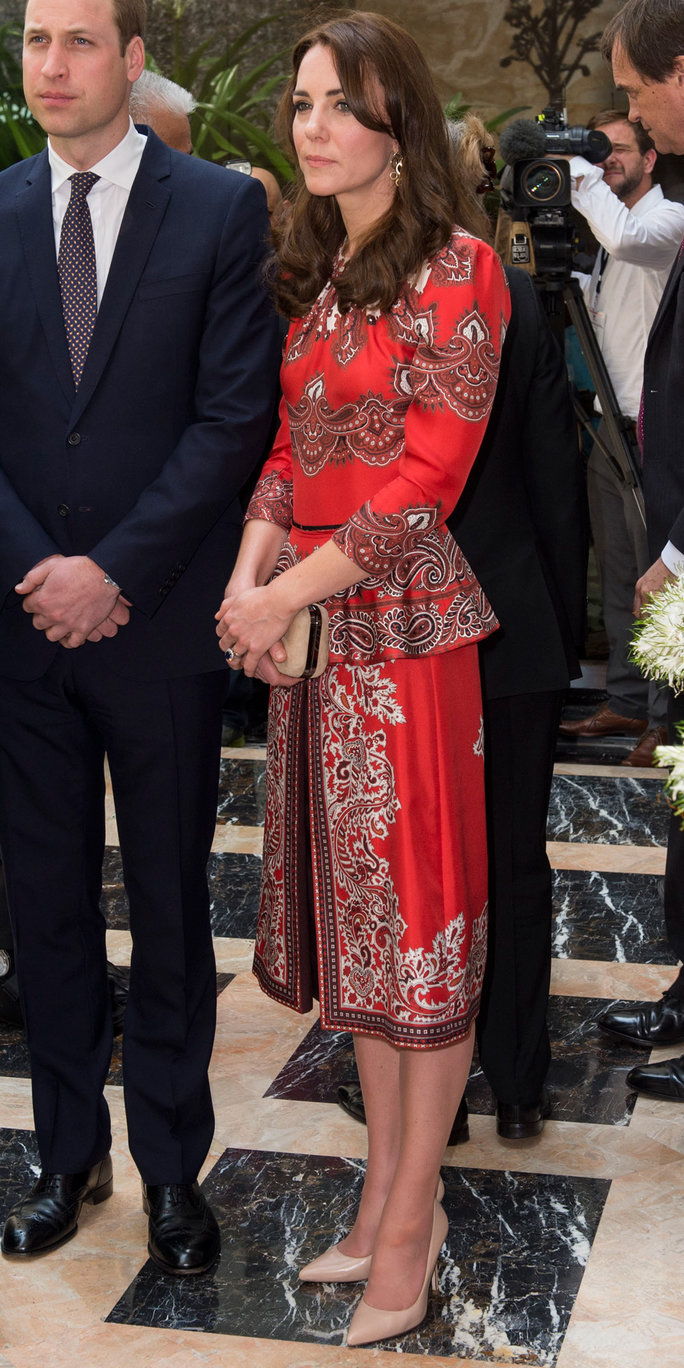Катрин, Duchess of Cambridge and Prince William, Duke of Cambridge lay a wreath at Taj Hotel, scene of Mumbai terror attacks on April 10, 2016 in Mumbai, India.
