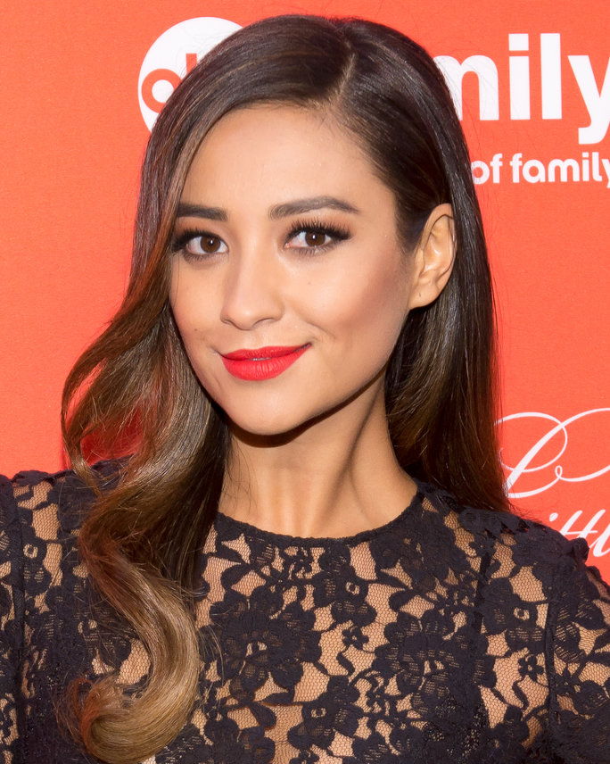 актриса Shay Mitchell attends the 'Pretty Little Liars' season finale screening at the Ziegfeld Theater on March 18, 2014 in New York City. 