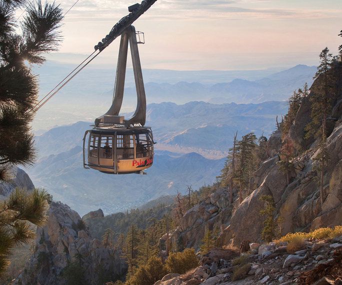 Езда Palm Springs Aerial Tramway While at Coachella