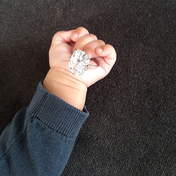 Μωρό North West holding Kim Kardashian's engagement ring