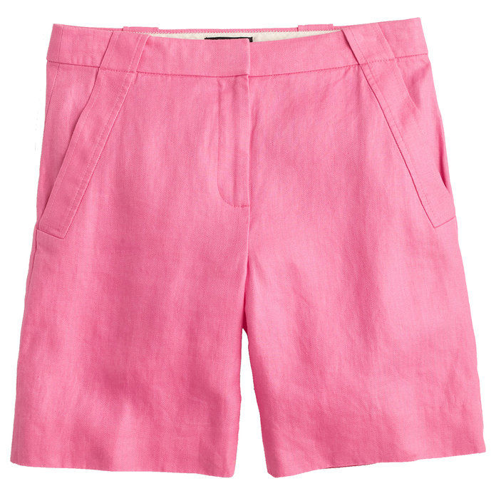 Πετώ on a summer blouse with pink bermudas and a kitten heel
