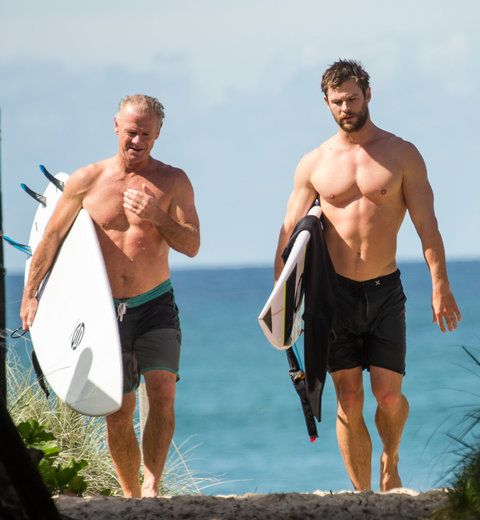 Крис Hemsworth - April 17, 2016 in Byron Bay, Australia EMBED