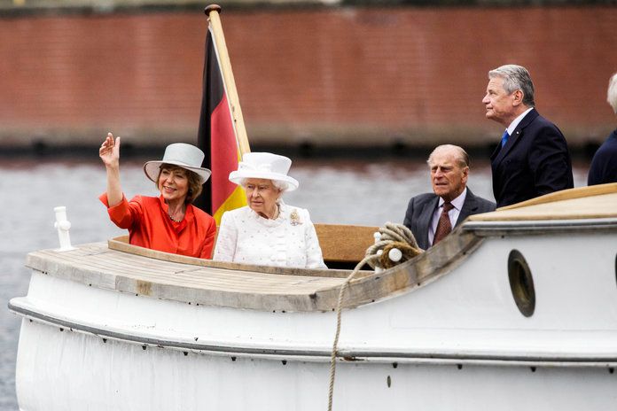 кралица Elizabeth II and Prince Philip (2015)