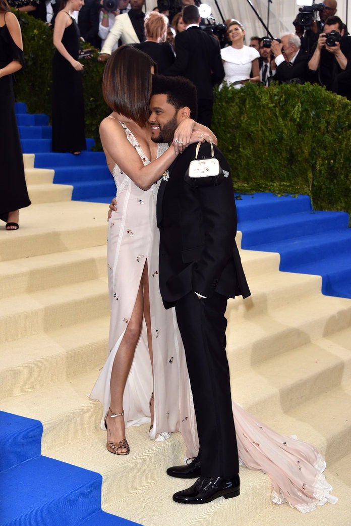 Селена Gomez and The Weekend at the Met Gala - Embed