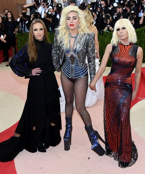 Κυρία Gaga + Donatella Embed