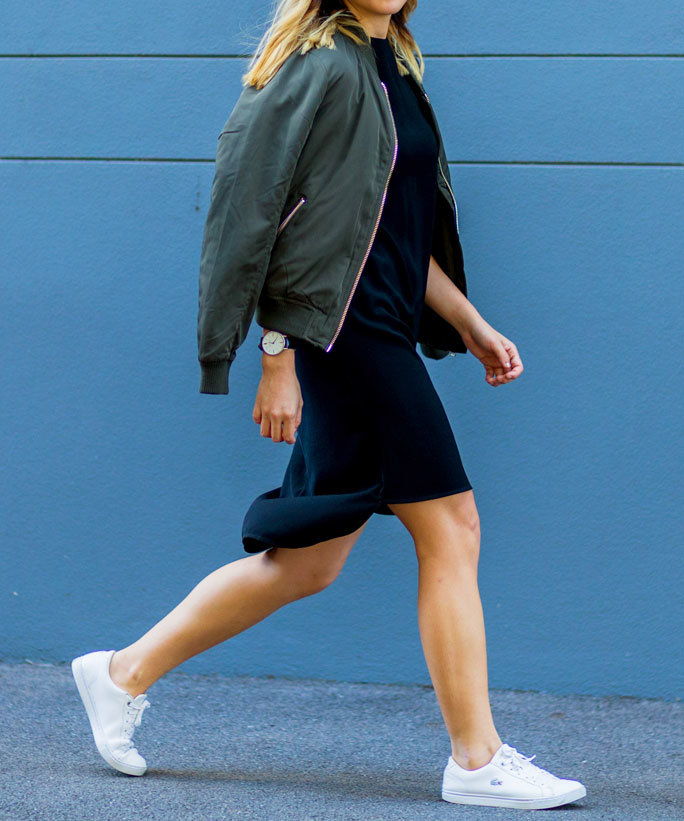 Бризбейн, AUSTRALIA - MAY 04: Fashion blogger and Digital Marketing Strategist Nora Chan wearing an olive green Topshop bomber jacket, a black Topshop dress and white Lacoste sneakers on May 4, 2016 in Brisbane, Australia. (Photo by Christian Vierig/Getty