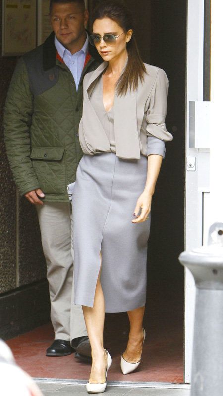 Виктория Beckham in skirt and beige blazer