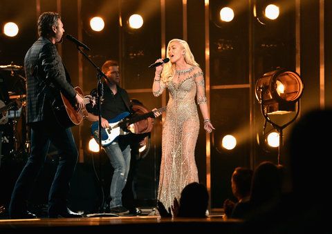 певци Blake Shelton (L) and Gwen Stefani perform onstage during the 2016 Billboard Music Awards at T-Mobile Arena on May 22, 2016 in Las Vegas, Nevada. 