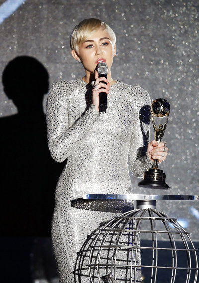 Майли Cyrus speaks after receiving an award during the World Music Awards at Monte Carlo Sporting Club