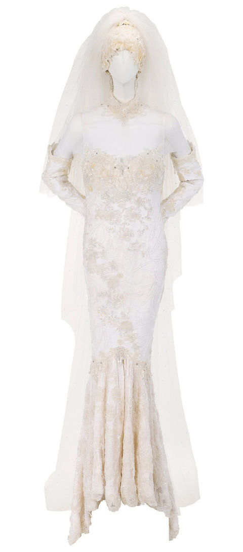 Уитни Houston Wedding Dress Auction Embed 1