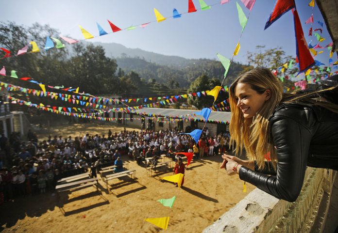 Πέτρα Nemcova in Napal Overlooking Schoolchildren for Happy Hearts Fund 