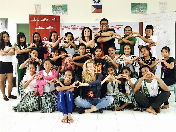 Πέτρα Nemcova in Philippines with Children for Happy Hearts Fund 