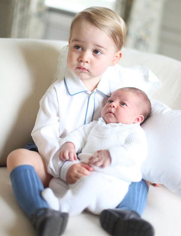 принцеса Charlotte Gets Serious With Prince George