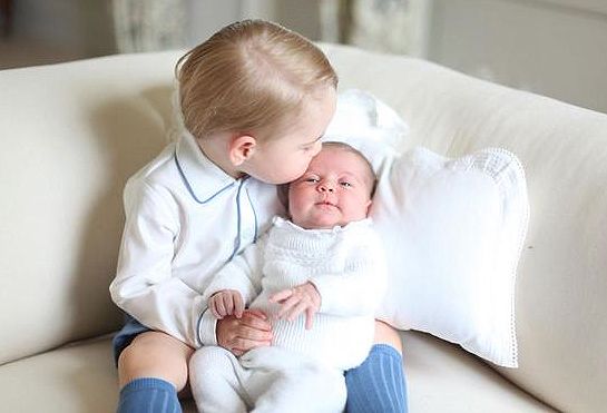 принцеса Charlotte Gets a Kiss from Prince George