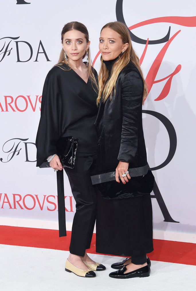Дизайнерите Ashley Olsen and Mary-Kate Olsen attend the 2015 CFDA Fashion Awards at Alice Tully Hall at Lincoln Center on June 1, 2015 in New York City.