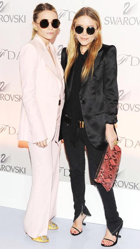 Ашли Olsen, Mary-Kate Olsen wearing pink suit and black outfit and sunglasses