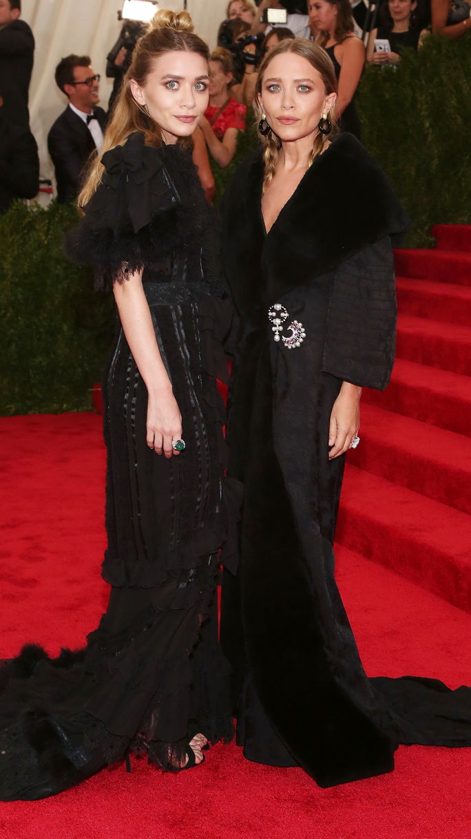 Актьори Mary-Kate and Ashley Olsen attend 'China: Through the Looking Glass', the 2015 Costume Institute Gala, at Metropolitan Museum of Art on May 4, 2015 in New York City.