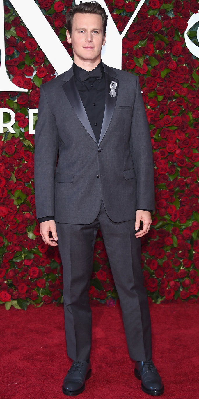 Джонатан Groff attends the 70th Annual Tony Awards at The Beacon Theatre on June 12, 2016 in New York City. 