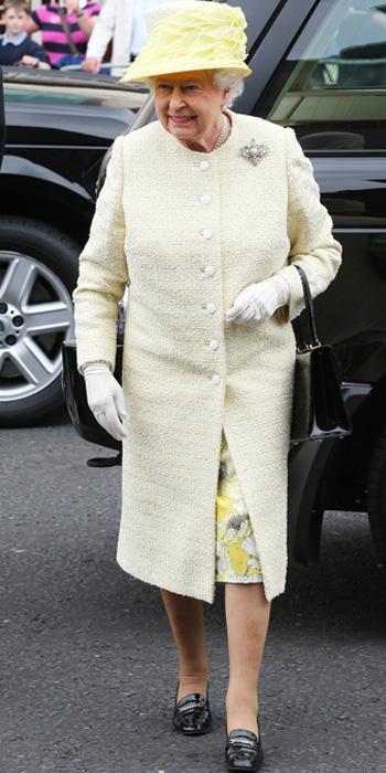 кралица Elizabeth yellow outfit 2014