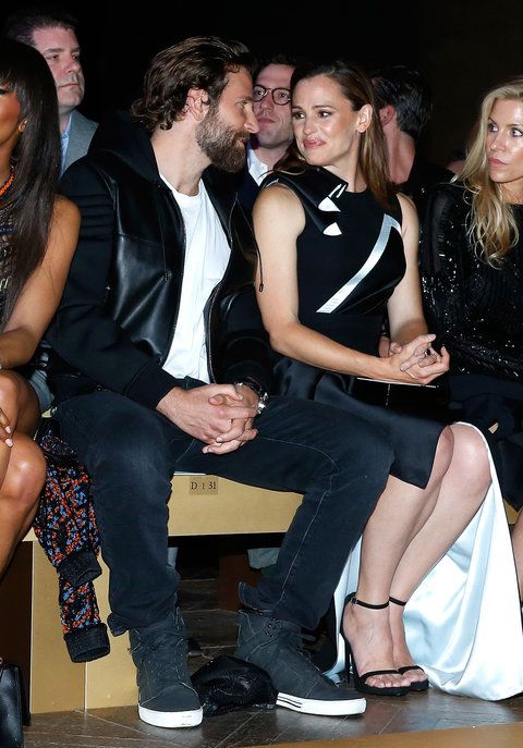 Τζένιφερ Garner and Bradley Cooper at Versace - Embed 