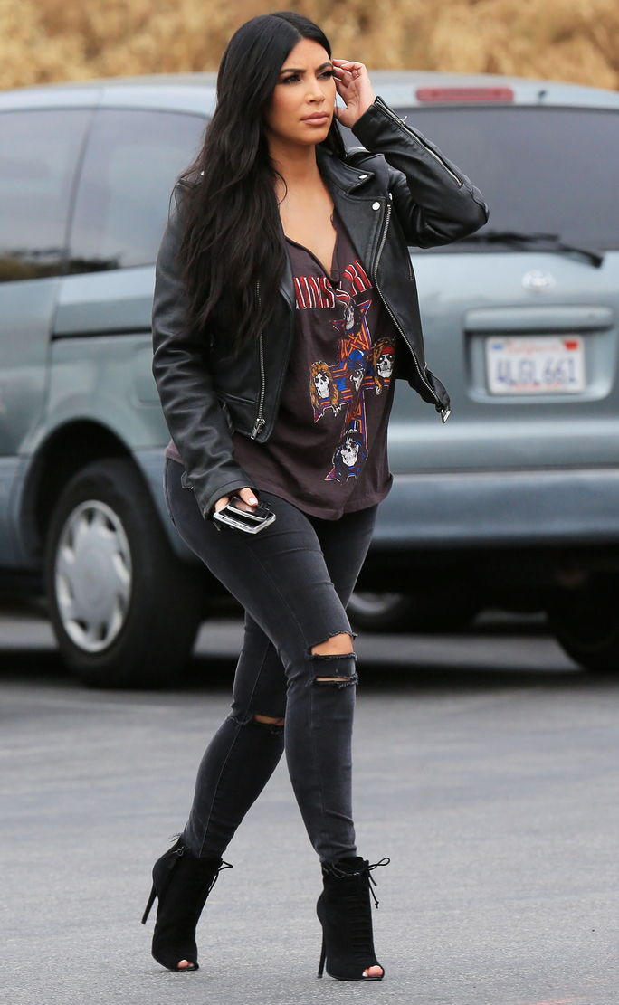 Ким Kardashian Bowling Outfit - Lead
