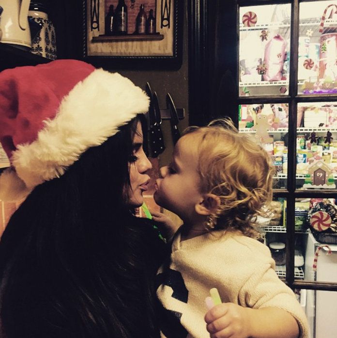 Коледа kisses with Gracie and Selena