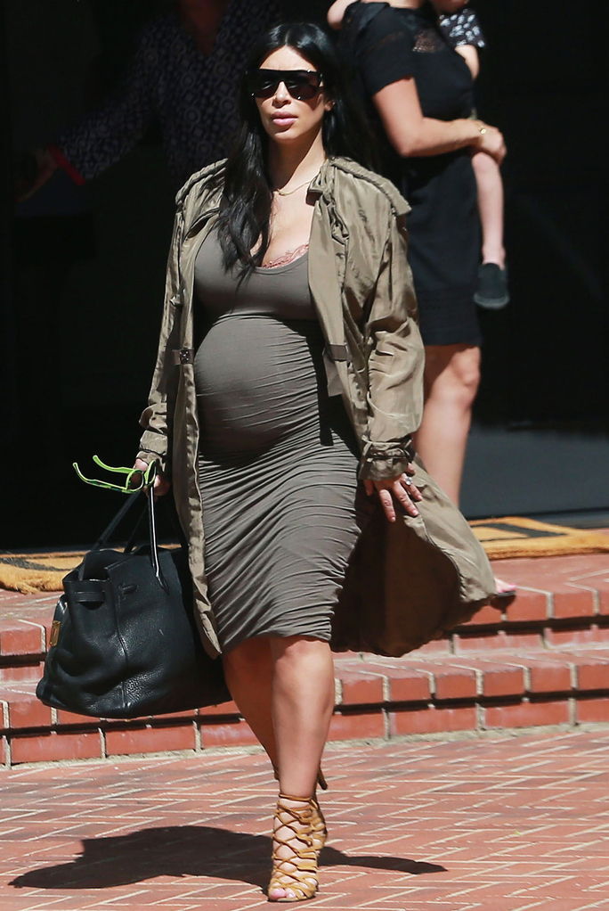 Изключителен... Pregnant Kim Kardashian Takes Daughter North To A Birthday Party