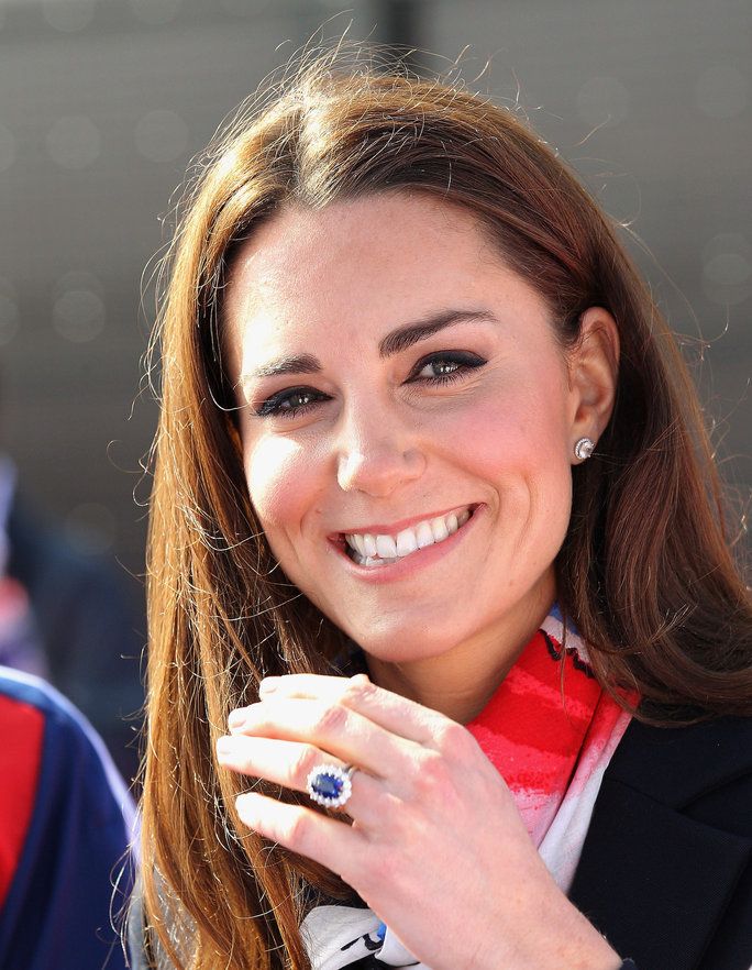 Катрин, Duchess of Cambridge smiles as she wears the Team GB Official Supporter's Scarf for London 2012.