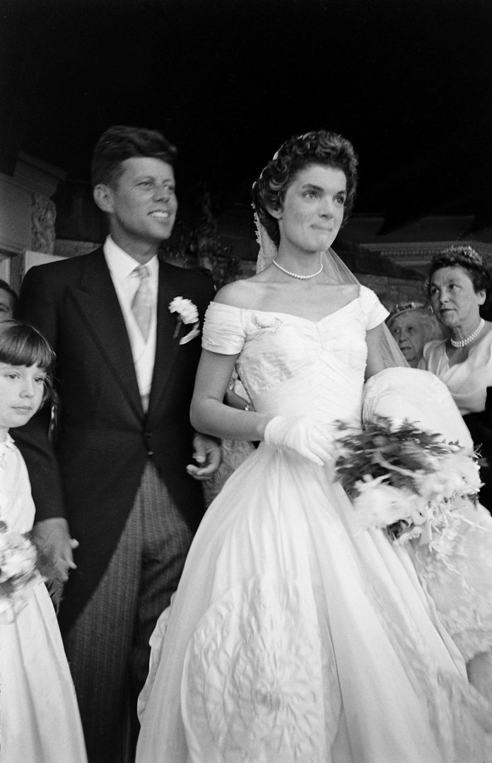 Джаки and John F Kennedy after their wedding ceremony