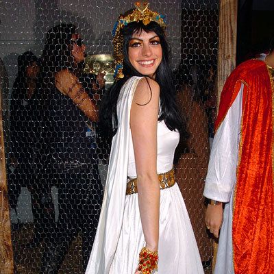 Άννα Hathaway as Cleopatra - Our Favorite Stars in Halloween Costumes