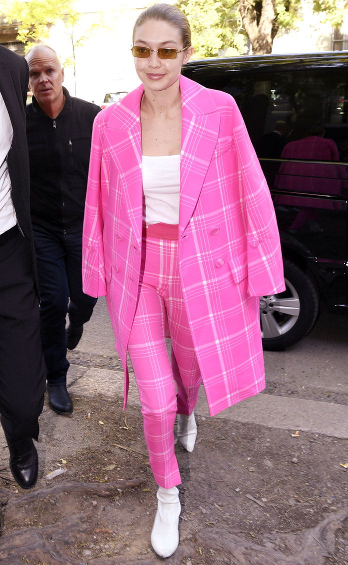 Джиджи Hadid Hot Pink Outfit - Embed