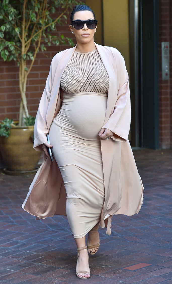 А pregnant Kim Kardashian goes to a medical building