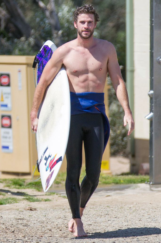 ИЗКЛЮЧИТЕЛЕН: **PREMIUM EXCLUSIVE RATES APPLY** **NO WEB UNTIL 1AM PST, OCTOBER 8th** Liam Hemsworth goes surfing in Phillip Island.