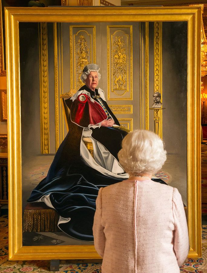 кралица Elizabeth II viewing portrait - October 14, 2016