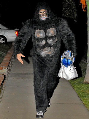 Τζέικ Gyllenhaal as a gorilla - Our Favorite Stars in Halloween Costumes