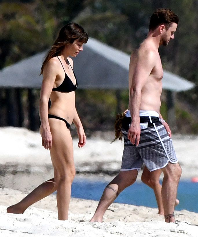 ИЗКЛЮЧИТЕЛЕН - November 9, 2016: Justin Timberlake and Jessica Biel take a dip together in the ocean while enjoying a beach vacation in the Caribbean. Jessica's bikini body is seen for the first time since giving birth to her son Silas. Mandatory Credit: I
