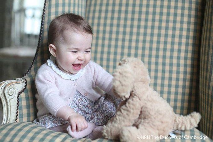 принцеса Charlotte Plays With a Stuffed Dog